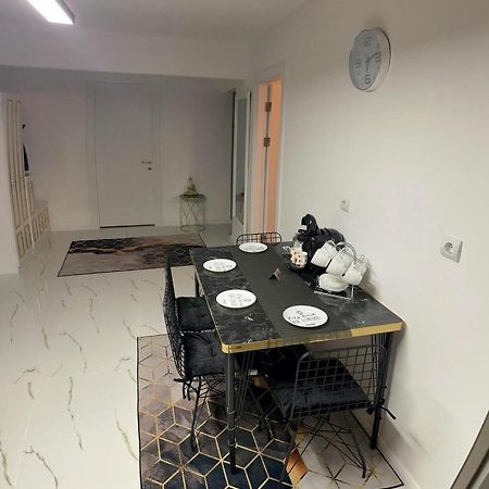 Appartamento Carla'S Apartament Gran Varadino Esterno foto