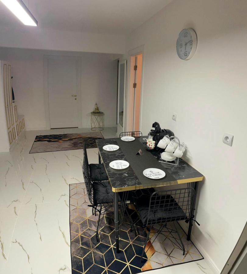 Appartamento Carla'S Apartament Gran Varadino Esterno foto